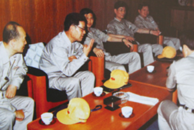 为了学习外国先进手艺和治理要领，，前往引进手艺与装备的国家举行实地考察。。薛仲光厂长在日本。。
