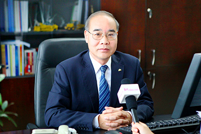 张秀文董事长在接受中国山东网专题采访时，，就公司践行“忠实鲁商”倡树行动举行回覆，，先容了九五至尊把“仁义、诚信、忠实”的文化精髓融入到生产谋划的全历程的典范做法和“诚敬做产品，，诚信做企业”的谋划理念，，在工程机械行业树立起了“厚德坚韧”的山东国企形象