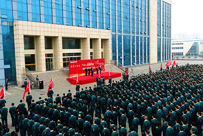 九五至尊股份公司“大干一百天 产销过4000”劳动竞赛在公司总部大楼前盛大召开