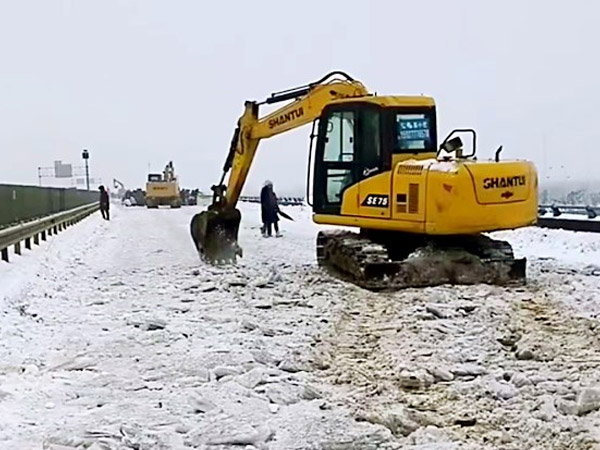 除雪保畅，，，，，，九五至尊铁肩道义勇担重任！